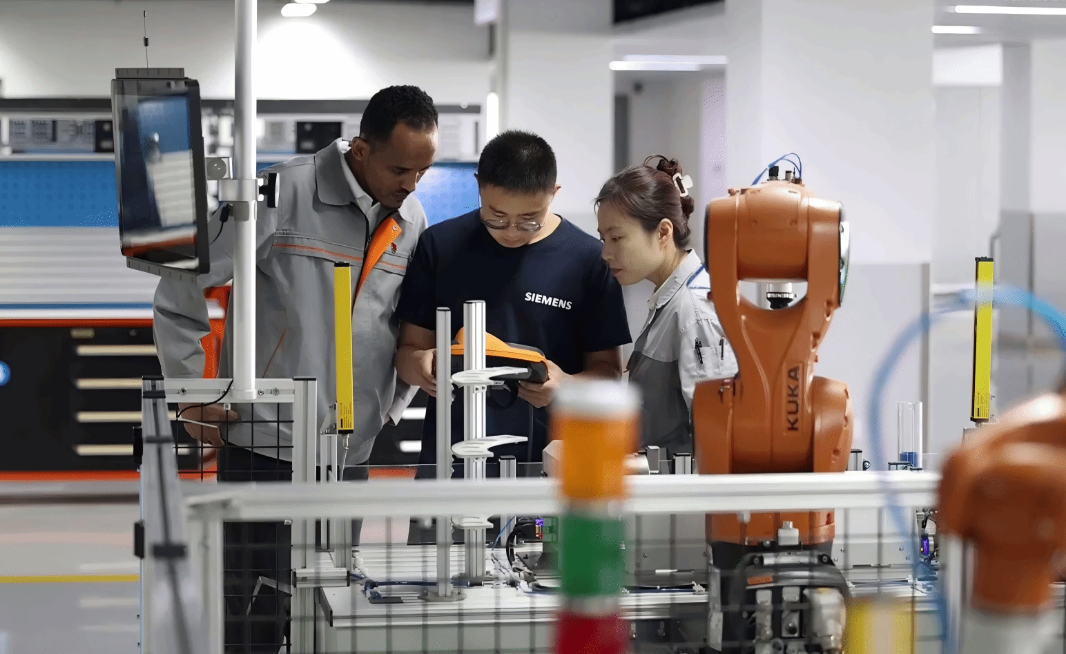 2026 年 7 月，埃塞俄比亚籍博士留学生涂泽刚（左一）在天职师大学习。